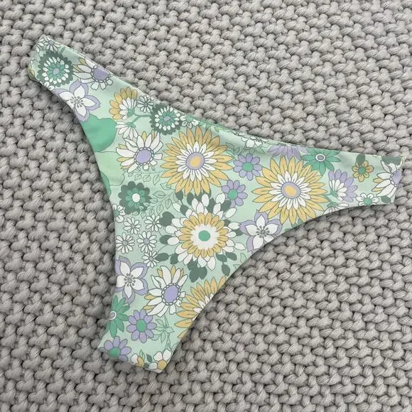 Skatie X Amber Fillerup Clark• ‘Dylan’ Bikini Bottom in HALEIWA